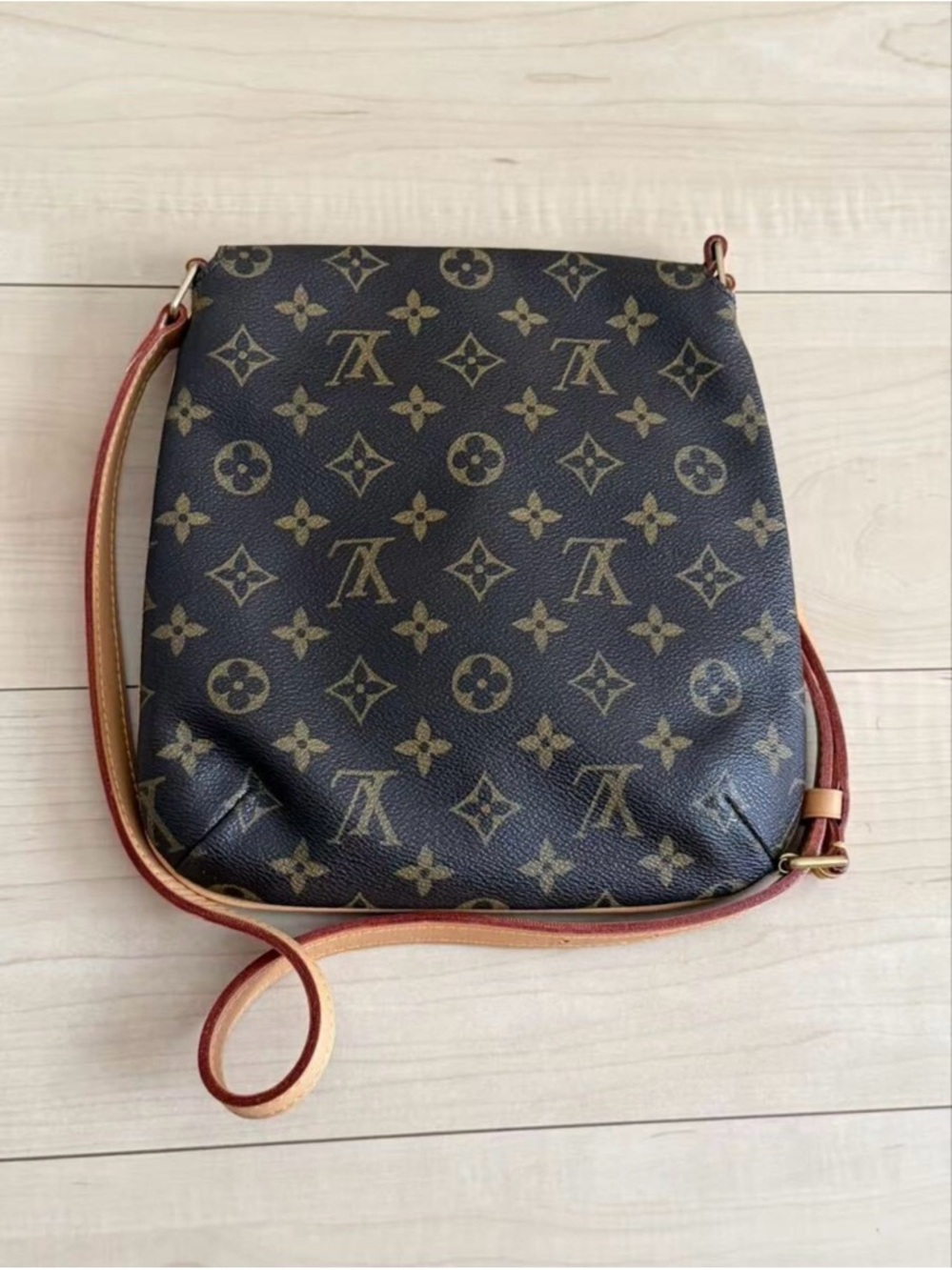 The Louis Vuitton Musette Salsa Short. - Picture 2 of 5